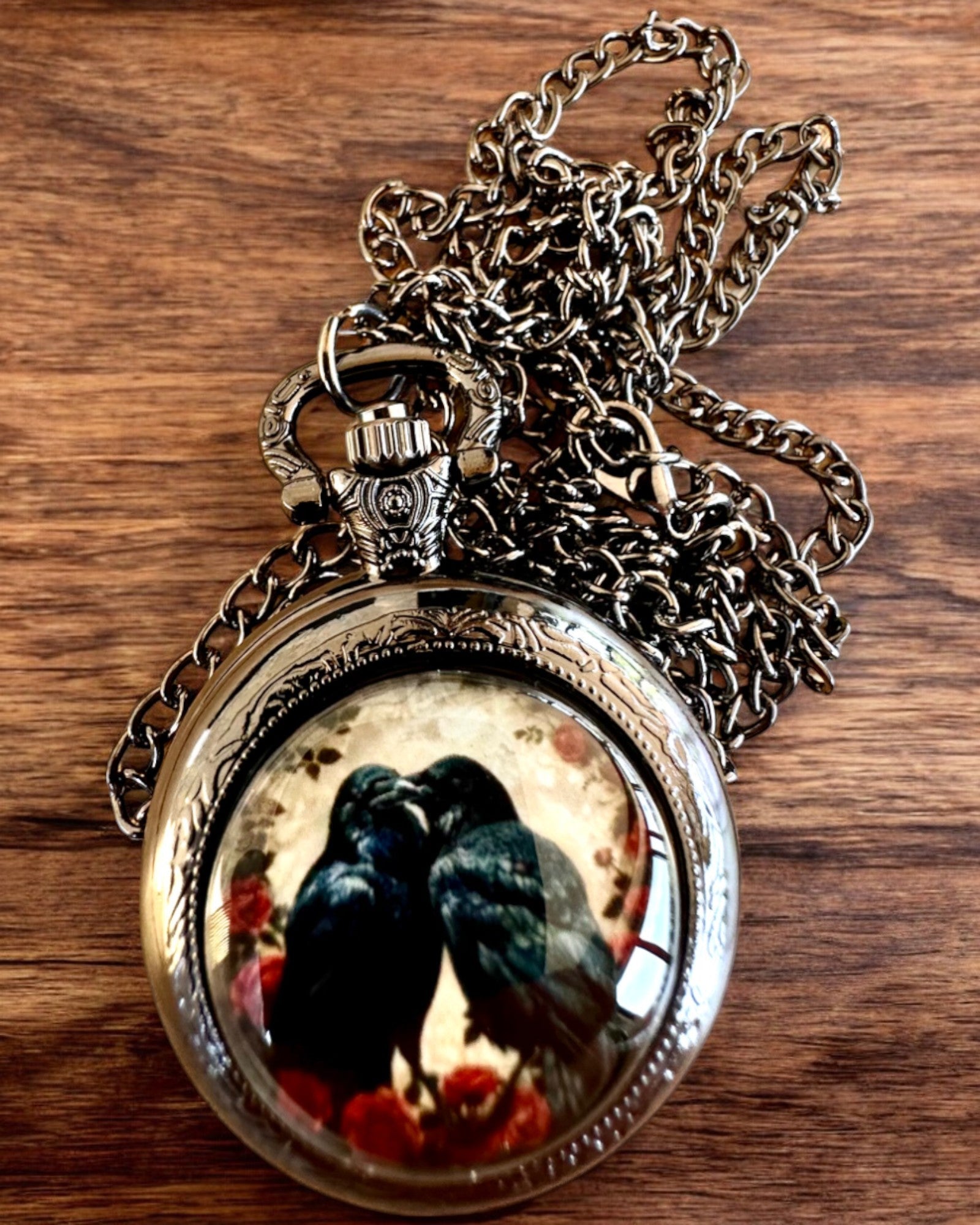 Taschenuhr 'Kuss der Raben' mit Gravur – Personalisierung mit Gravur als Geschenk