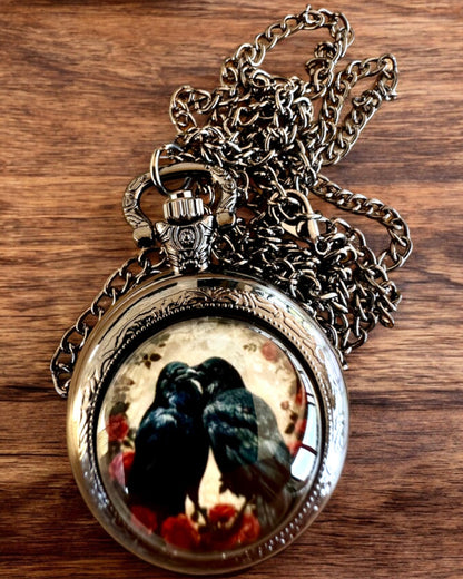 Taschenuhr 'Kuss der Raben' mit Gravur – Personalisierung mit Gravur als Geschenk