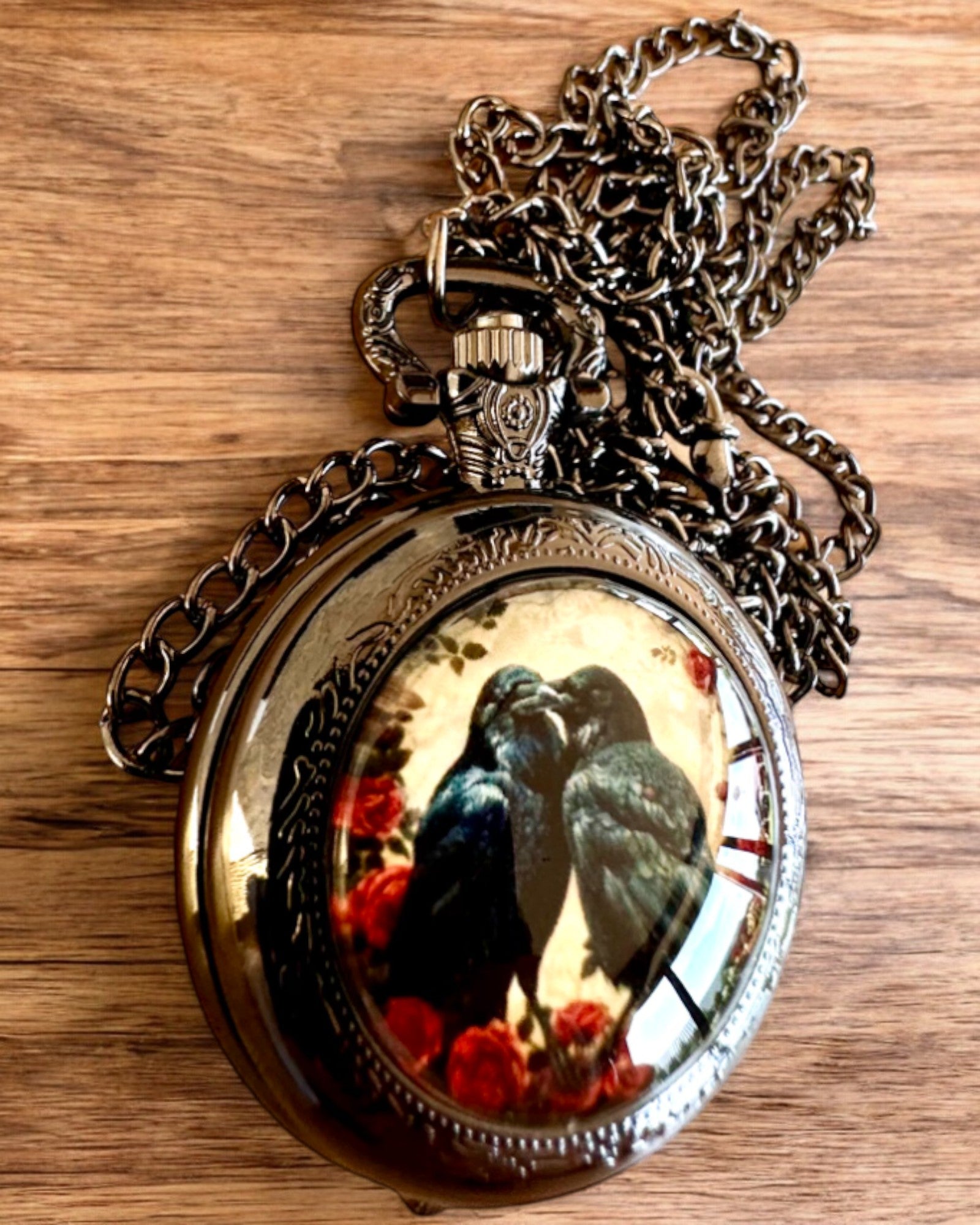 Taschenuhr 'Kuss der Raben' mit Gravur – Personalisierung mit Gravur als Geschenk