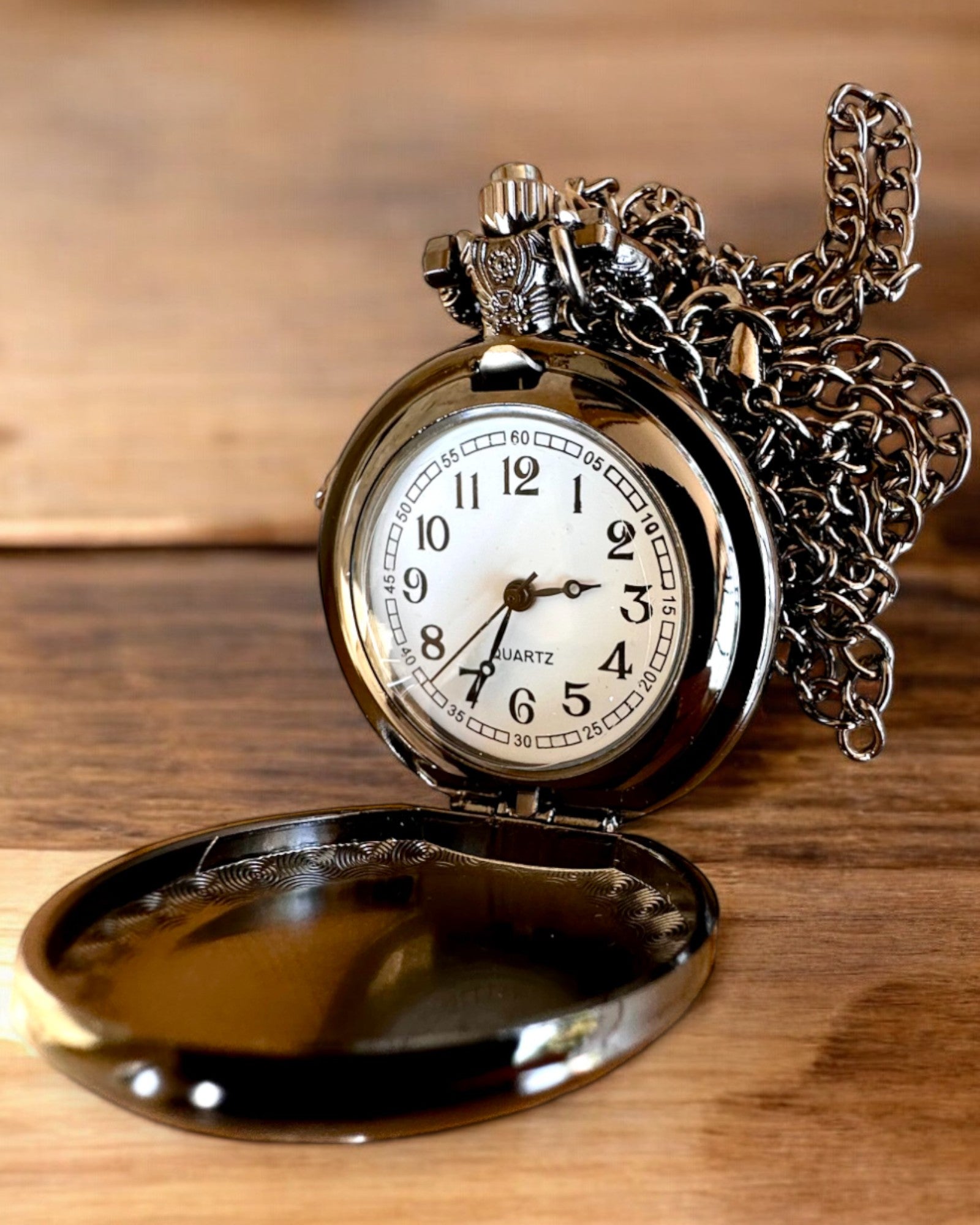 Taschenuhr 'Kuss der Raben' mit Gravur – Personalisierung mit Gravur als Geschenk