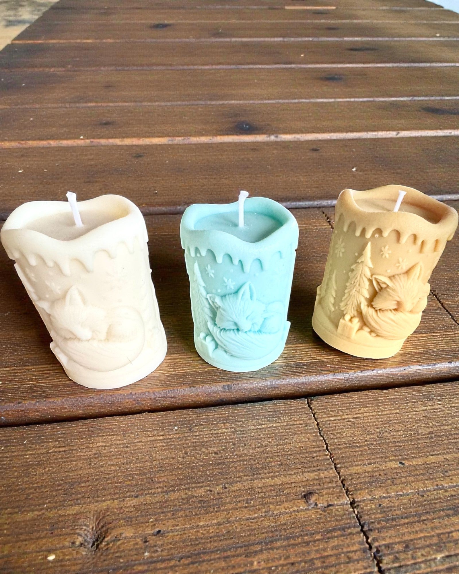 Sojakaars Wintervos, 7,5 cm hoog, handgegoten sojakaars met een schattige slapende vos, personaliseerbaar met een gravure op het plaatje