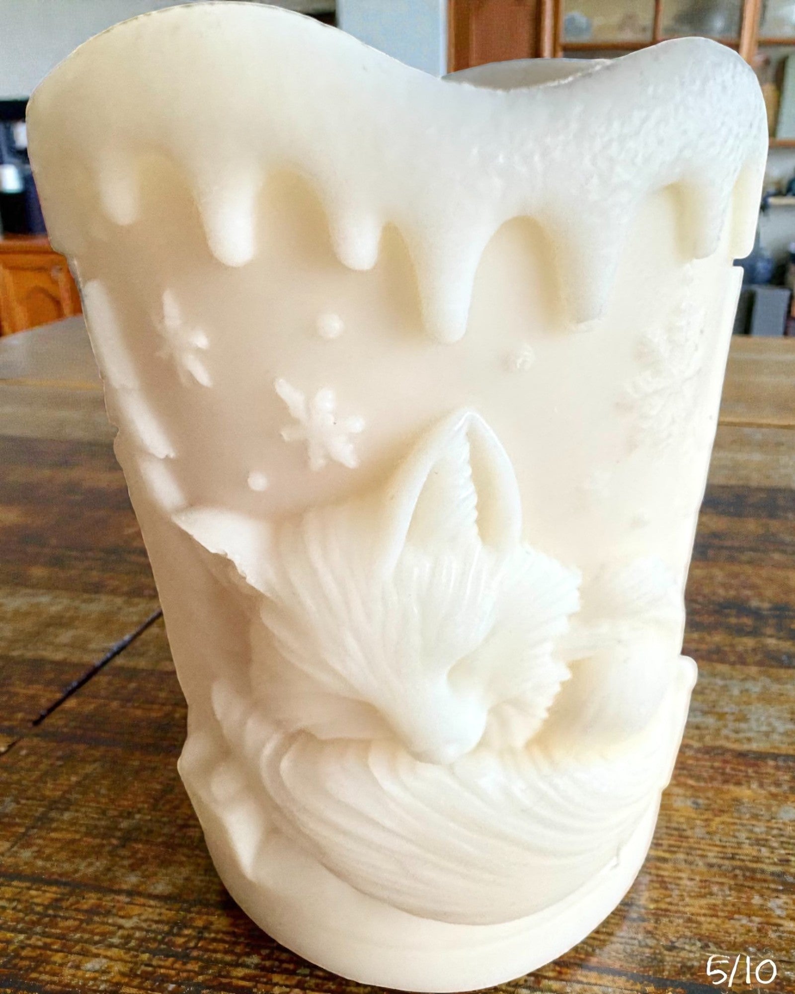 Sojakaars Wintervos, 7,5 cm hoog, handgegoten sojakaars met een schattige slapende vos, personaliseerbaar met een gravure op het plaatje