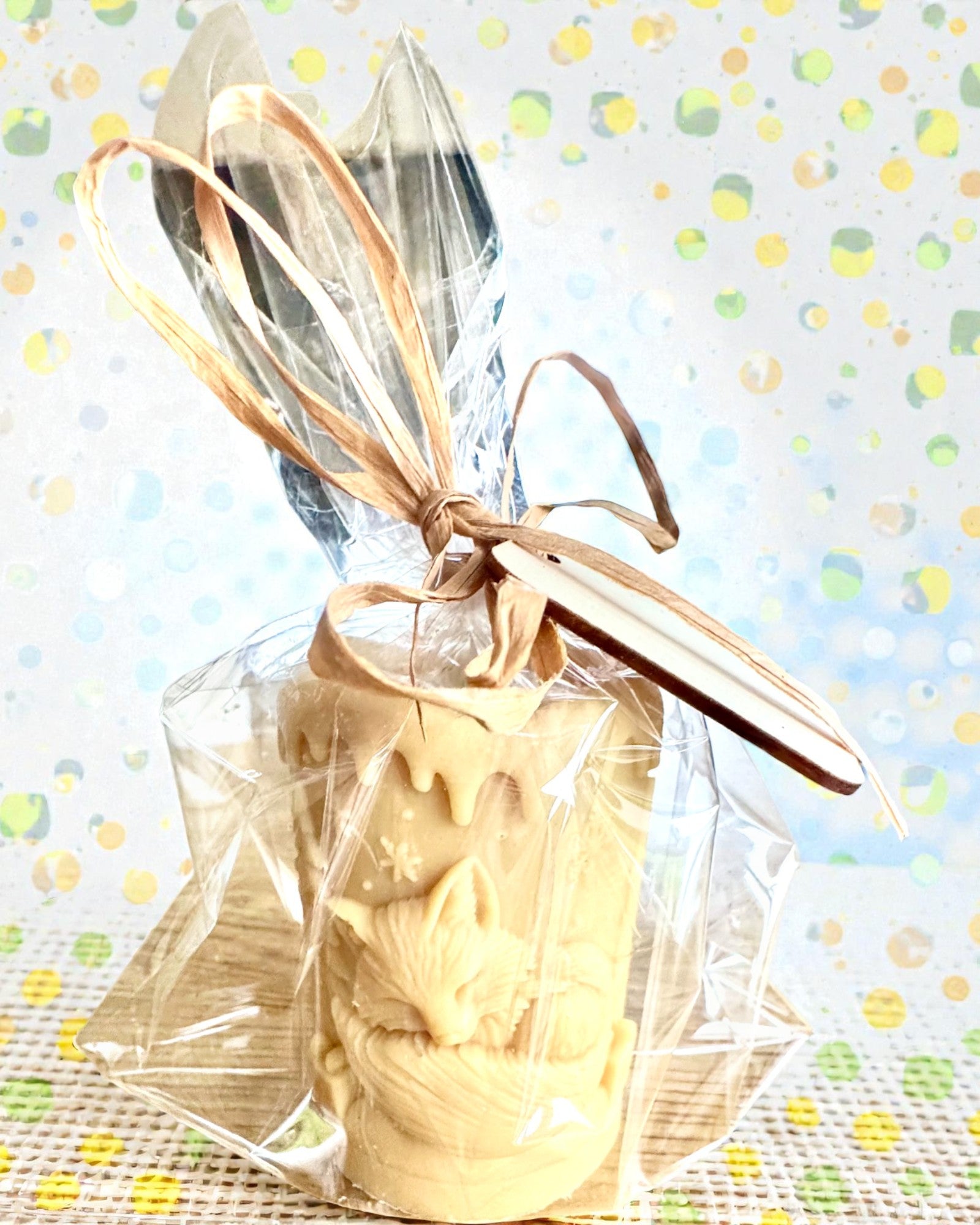 Sojakaars Wintervos, 7,5 cm hoog, handgegoten sojakaars met een schattige slapende vos, personaliseerbaar met een gravure op het plaatje