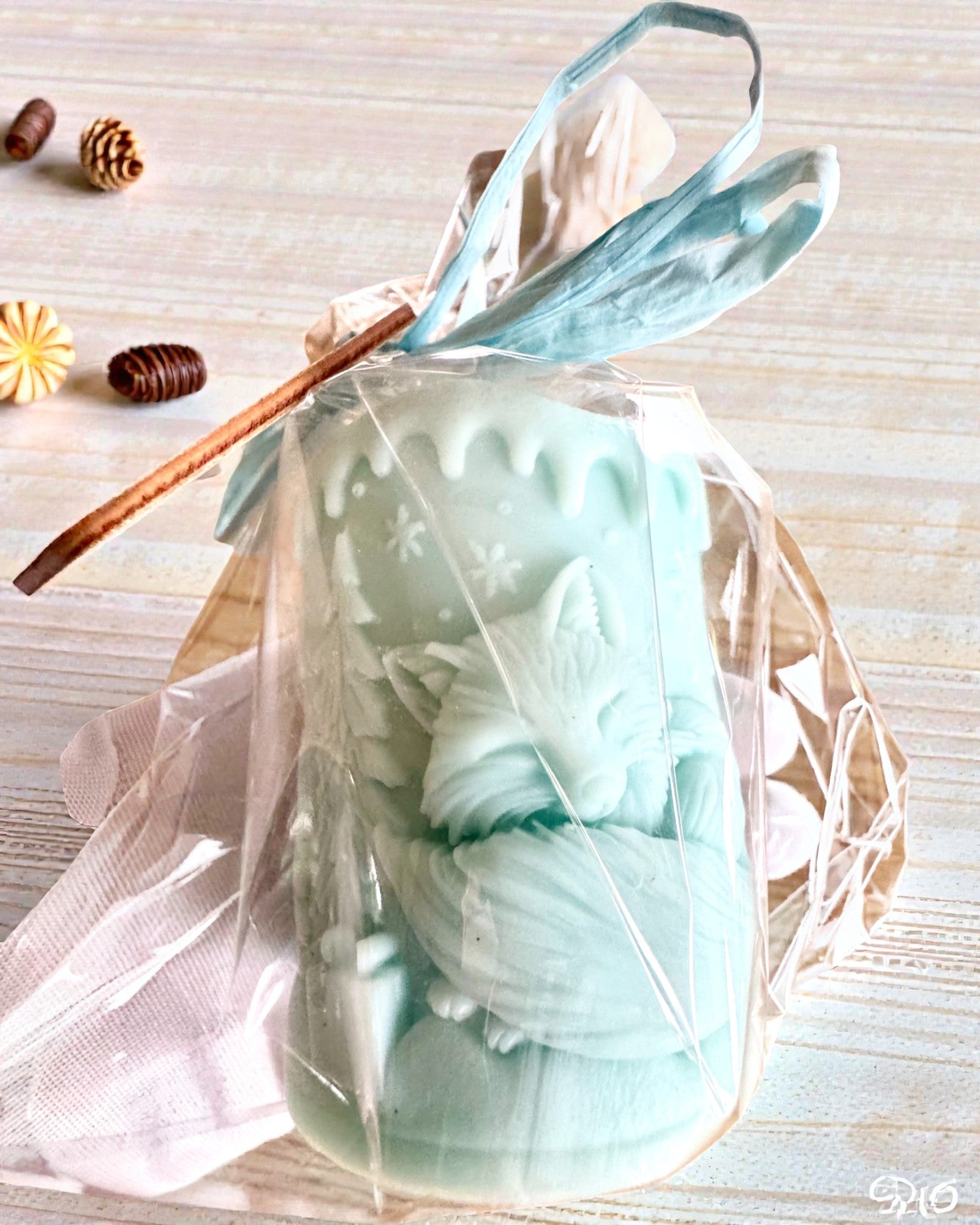 Sojakaars Wintervos, 7,5 cm hoog, handgegoten sojakaars met een schattige slapende vos, personaliseerbaar met een gravure op het plaatje