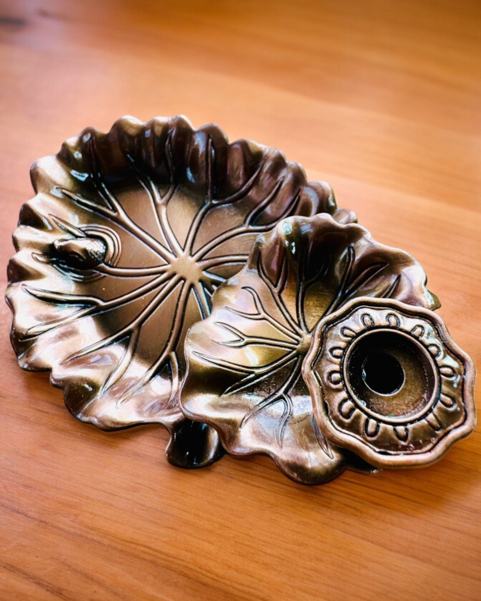 Élégant Porte-Encens en Métal Feuille de Lotus - 4 variantes au choix, possibilité de personnalisation par gravure pour cadeau