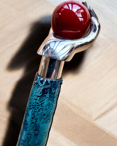 Wandelstok "Koninklijke Hand" – handgemaakt met natuurlijk leer, mogelijkheid tot personalisatie met gravure