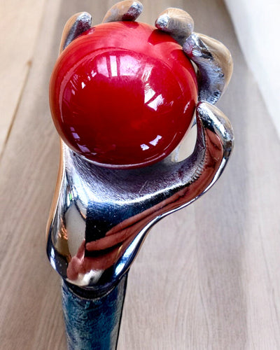 Wandelstok "Koninklijke Hand" – handgemaakt met natuurlijk leer, mogelijkheid tot personalisatie met gravure