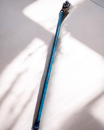 Wandelstok "Koninklijke Hand" – handgemaakt met natuurlijk leer, mogelijkheid tot personalisatie met gravure