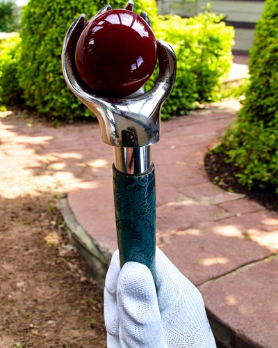 Wandelstok "Koninklijke Hand" – handgemaakt met natuurlijk leer, mogelijkheid tot personalisatie met gravure