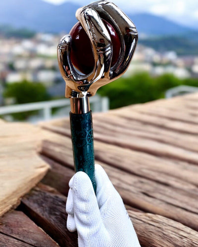 Wandelstok "Koninklijke Hand" – handgemaakt met natuurlijk leer, mogelijkheid tot personalisatie met gravure