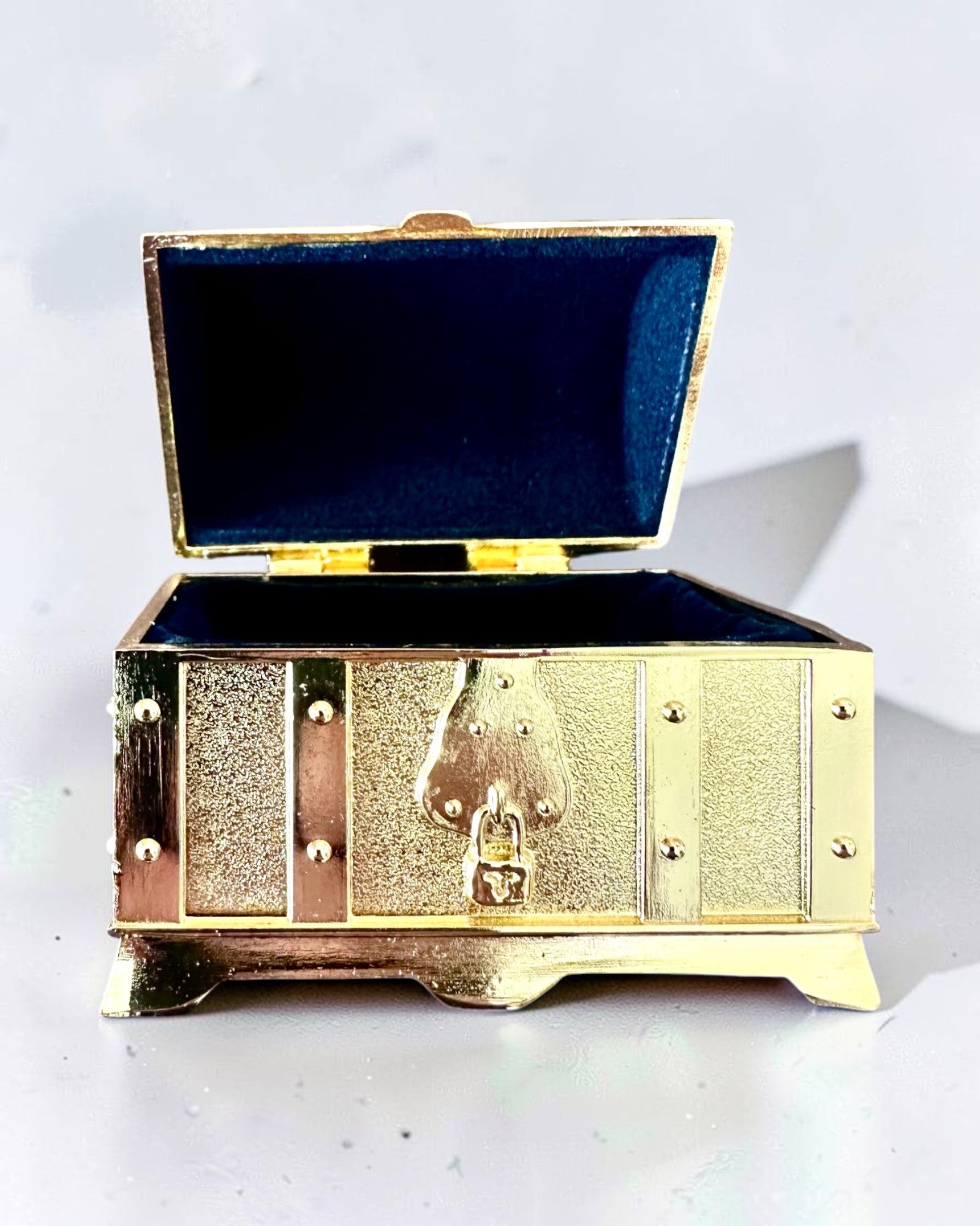 Coffre au trésor métallique rétro avec gravure - Coffret argenté 7x5x5 cm