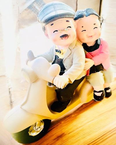 Figurine décorative Amoureux sur un scooter - personnalisation par gravure pour cadeau