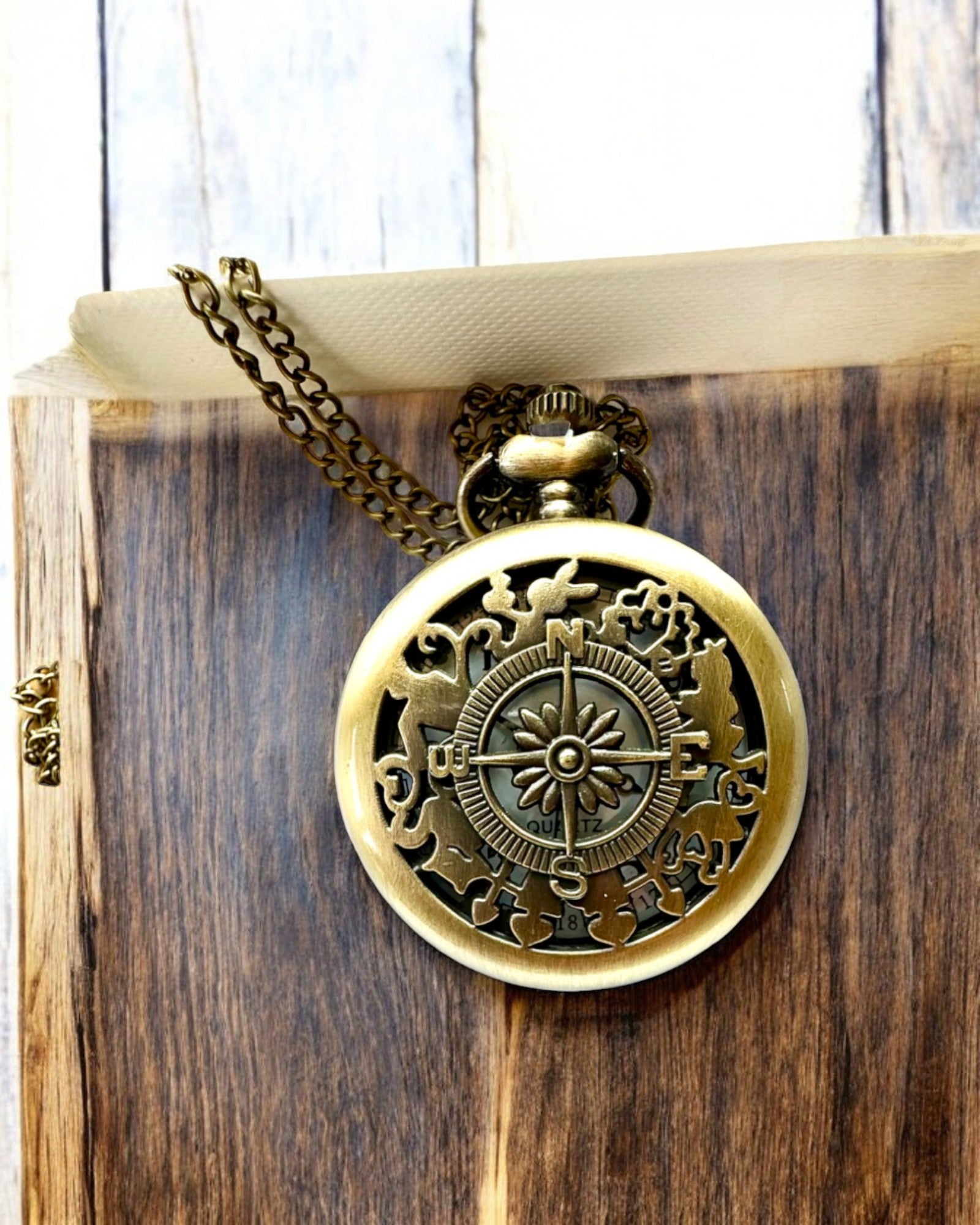 Altmodische Taschenuhr mit Kompassmotiv und Kette, Quarz, Personalisierung mit Gravur