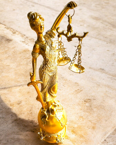 Beeldje van de Godin van de Gerechtigheid – Artistieke Decoratie voor op de Plank, Harsambacht, personalisatie met gravure