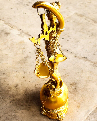 Beeldje van de Godin van de Gerechtigheid – Artistieke Decoratie voor op de Plank, Harsambacht, personalisatie met gravure