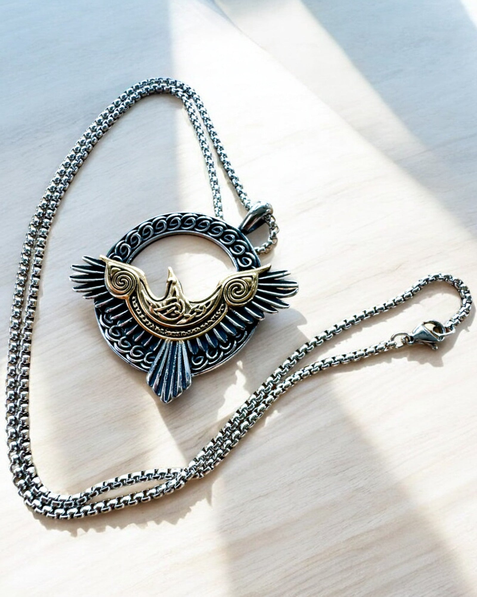 Amulette du Faucon d'Acier - Collier avec gravure, inspiré par l'art celtique, pour cadeau
