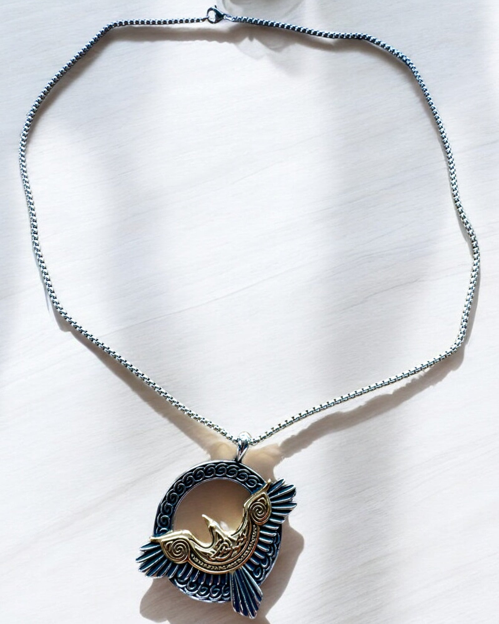 Amulette du Faucon d'Acier - Collier avec gravure, inspiré par l'art celtique, pour cadeau