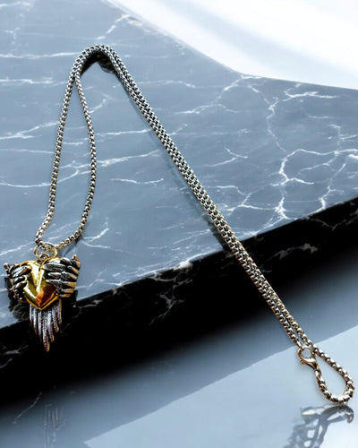 Amulett Herzenschütze – Dunkle Flügel der Liebe, Personalisierung mit Gravur als Geschenk möglich