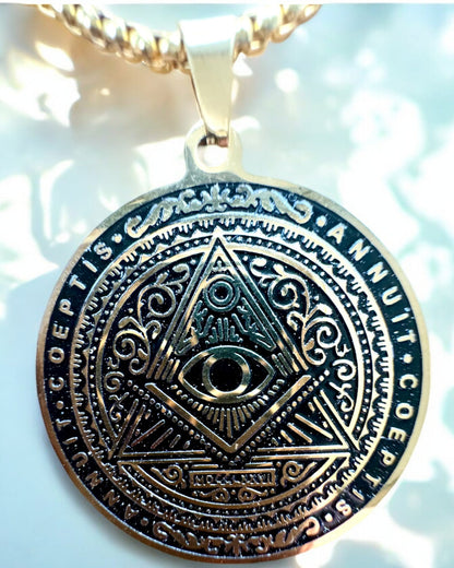 Amulett der geheimnisvollen Macht - Halskette mit Gravur, 2 Farbvarianten zur Auswahl