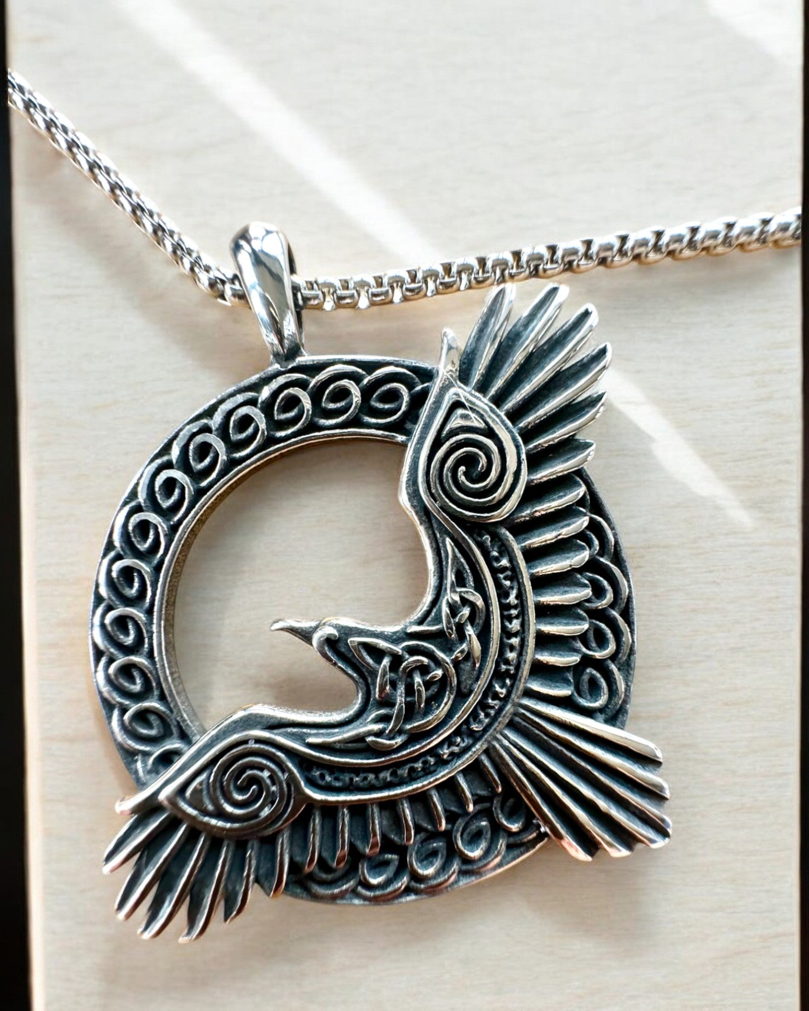 Amulette du Faucon d'Acier - Collier avec gravure, inspiré par l'art celtique, pour cadeau
