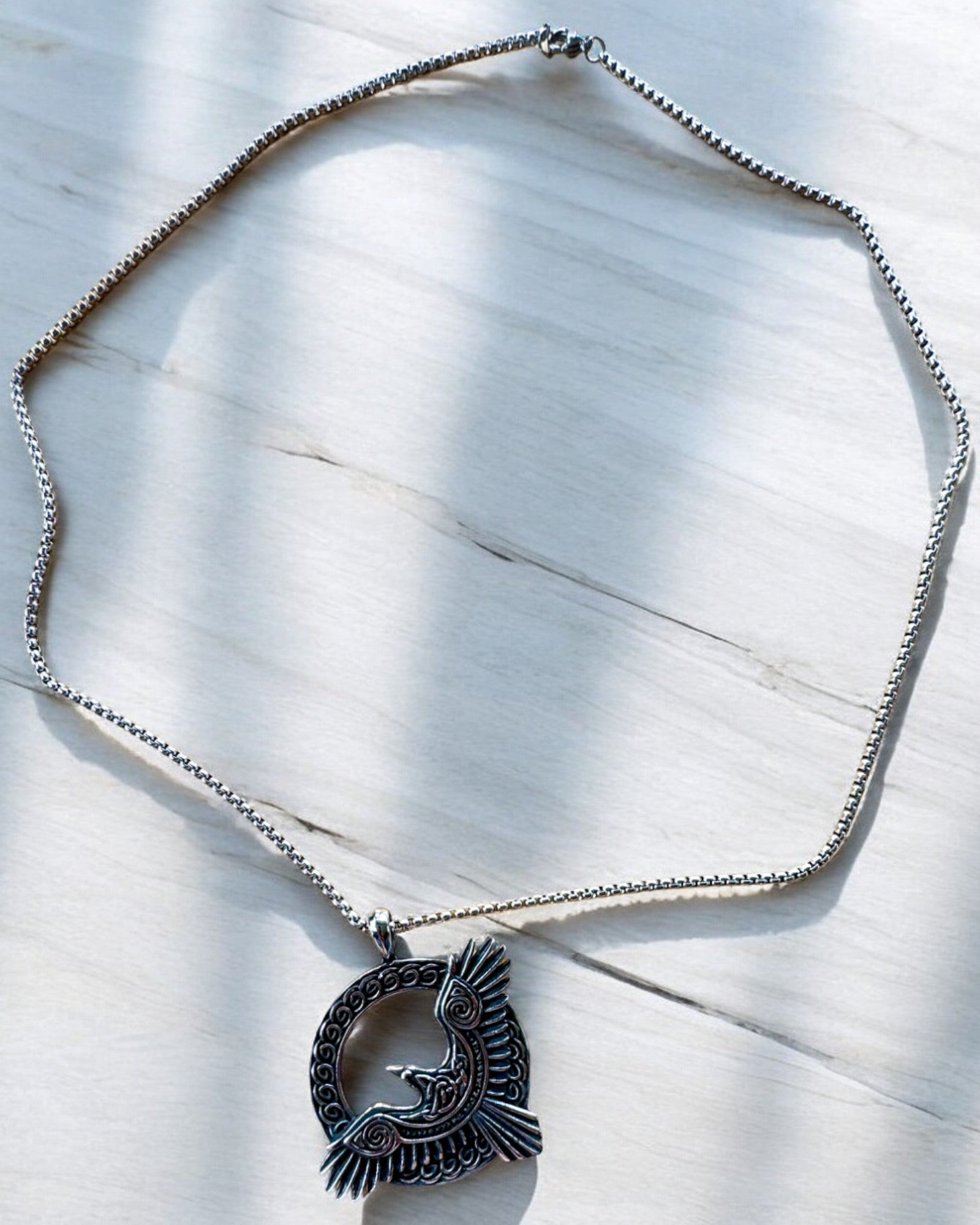 Amulette du Faucon d'Acier - Collier avec gravure, inspiré par l'art celtique, pour cadeau