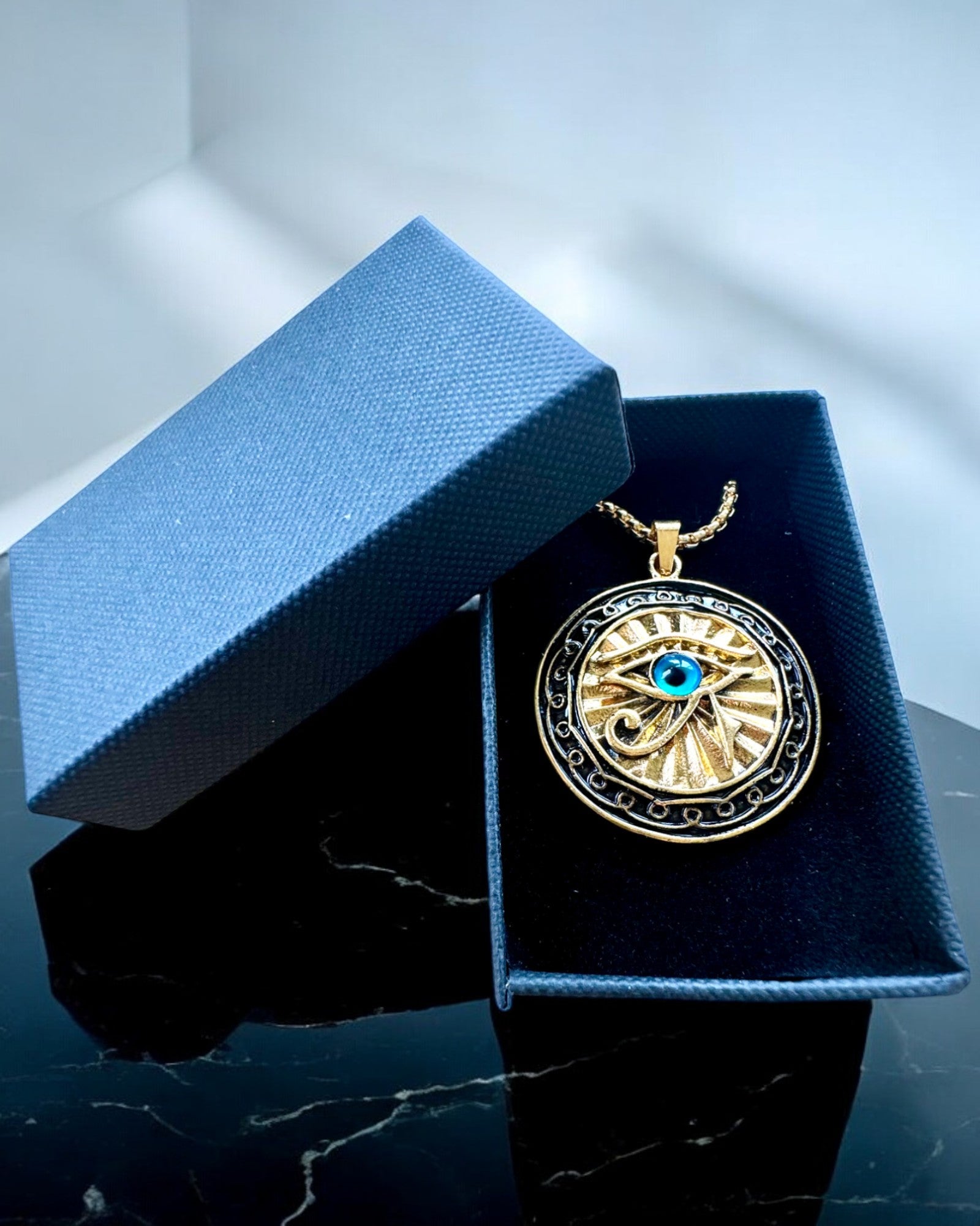 Amulette "Oeil d'Horus" - Élégance et Protection, possibilité de personnalisation avec gravure pour cadeau