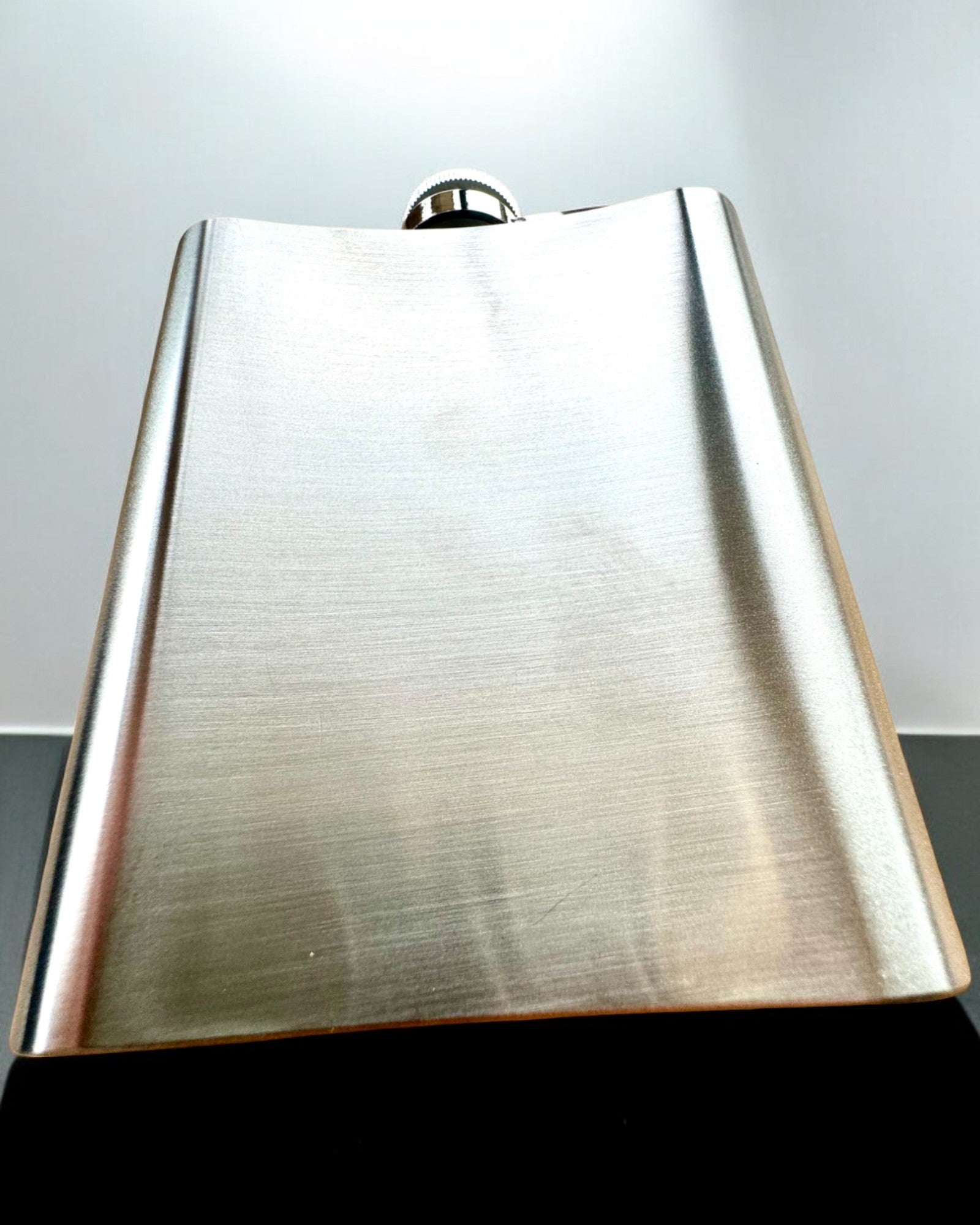 Bizon Flask – Flasque Élégante avec Motif de Bison - possibilité de personnalisation par gravure pour cadeau