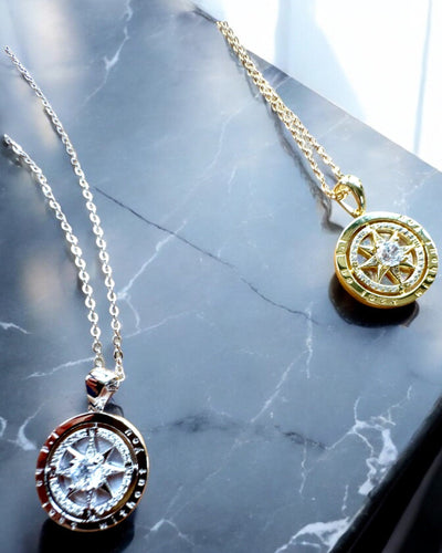 Collier Boussole "Direction Étoilée", possibilité de personnalisation avec gravure, 2 variantes de couleur au choix
