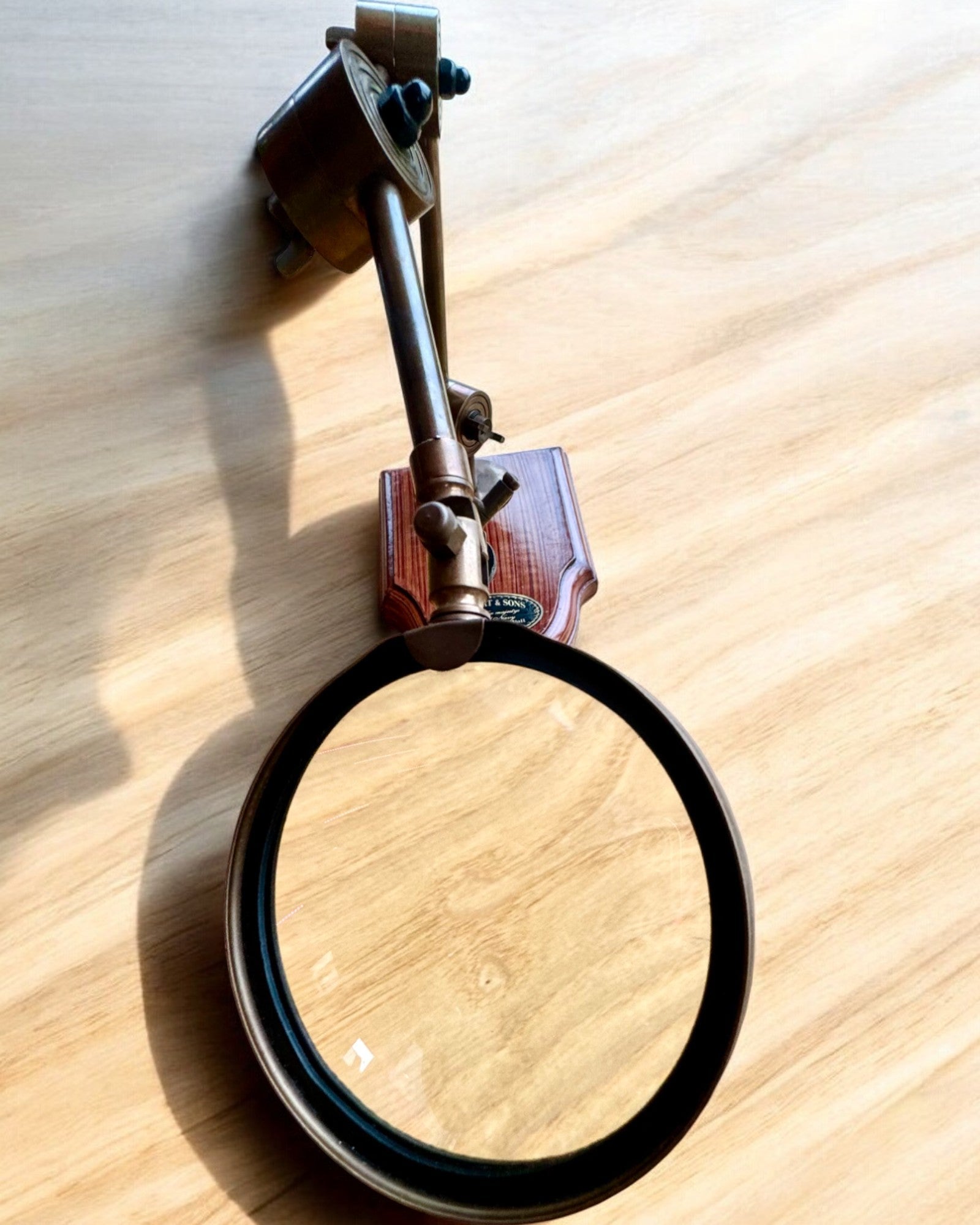 Loupe artisanale "Royal Magnifier" avec support et bras réglable - possibilité de personnalisation par gravure pour cadeau