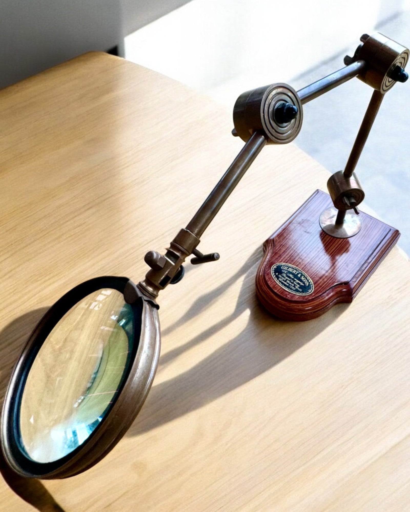 Loupe artisanale "Royal Magnifier" avec support et bras réglable - possibilité de personnalisation par gravure pour cadeau