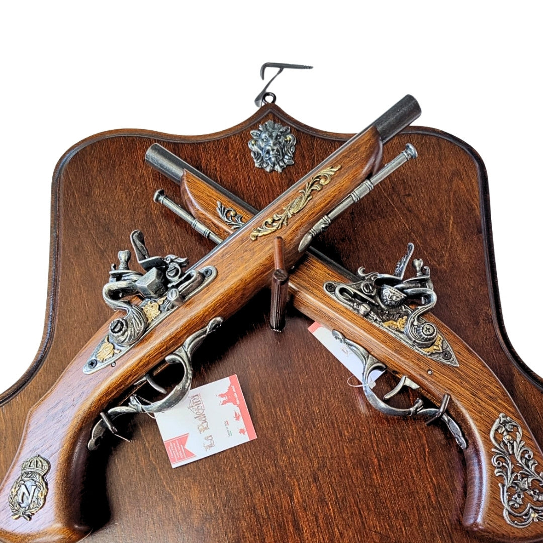 Répliques de 2 pistolets à silex sur support – à accrocher au mur – TR-237