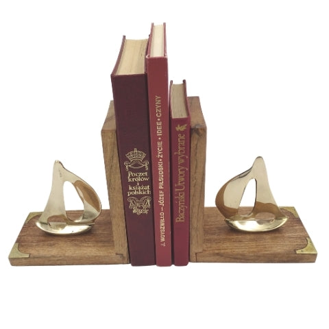 Serre-livres en laiton représentant des yachts, avec gravure