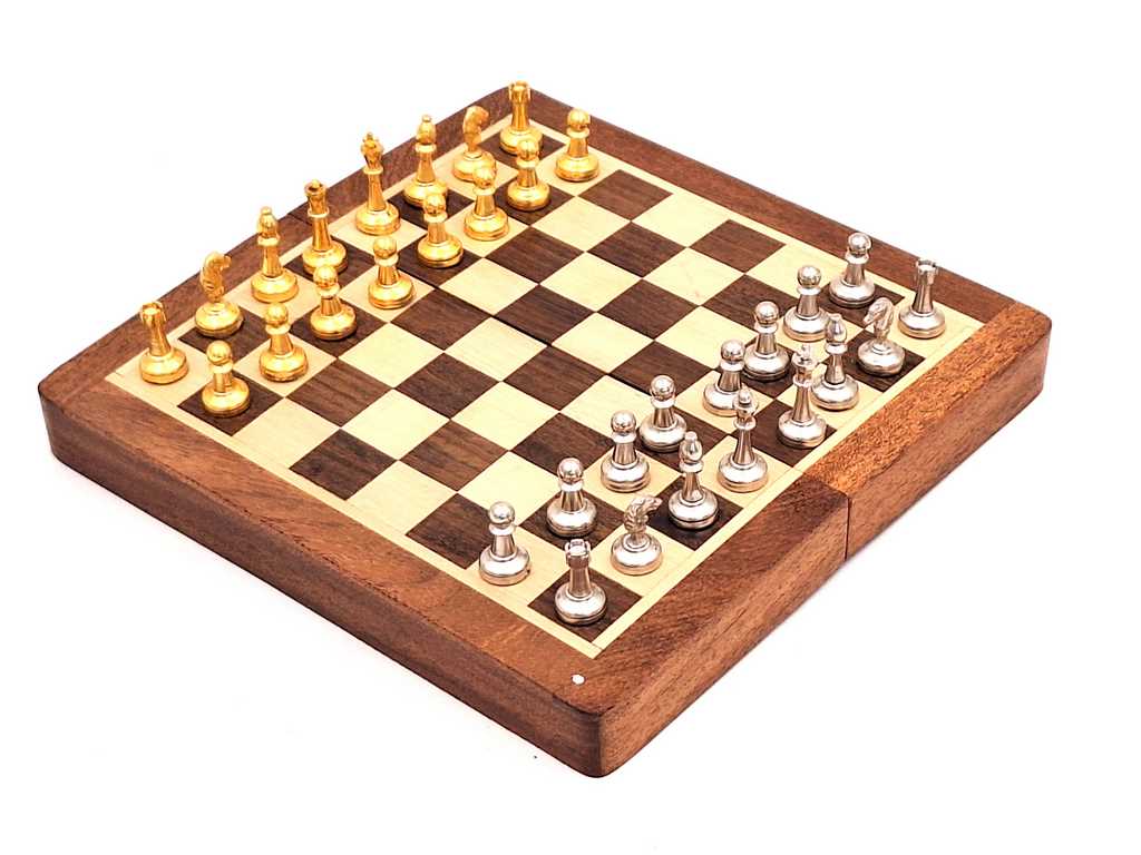 Jeu d’échecs magnétique en laiton dans une boîte en bois – 157