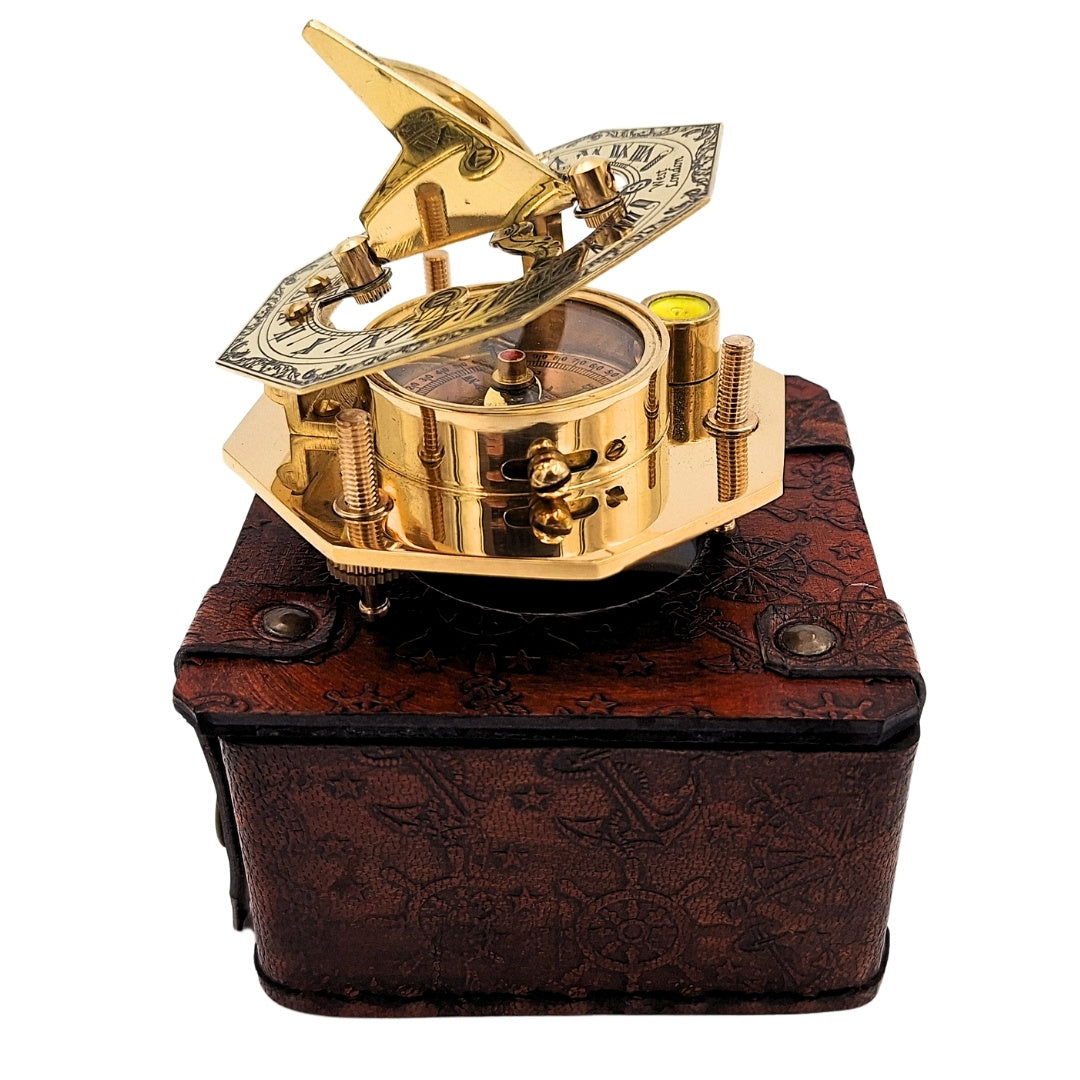 Brass Compass in a Stylish Leather Case with Engraving Option – Retro Vintage Gift for Travelers, Sailors - 8 cm Height, Elegant Brass Design