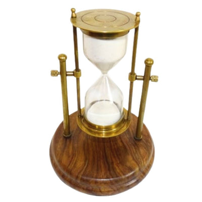 Sablier en laiton TMR-0200 sur socle en bois, personnalisable par gravure — cadeau élégant pour le bureau, hauteur de 20 cm, sable blanc