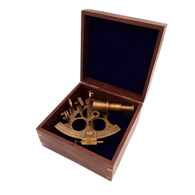 Großer Messing-Sextant in eleganter Holzkiste mit personalisierbarer Gravur