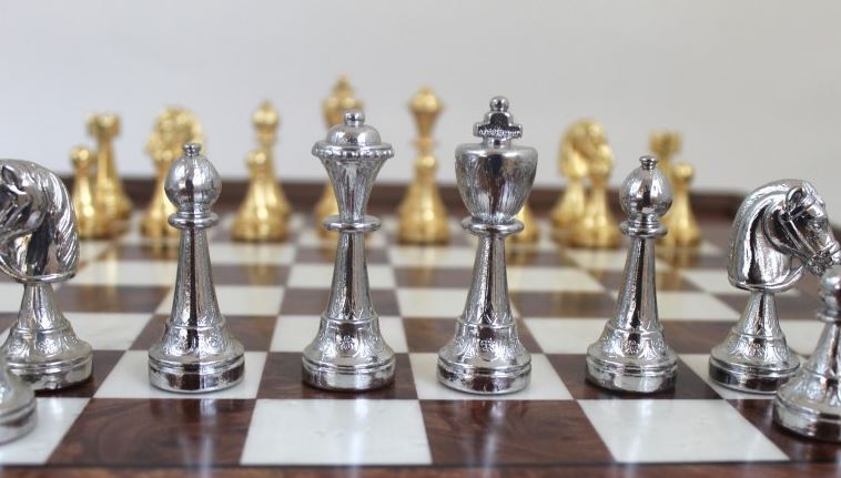 Grand jeu d’échecs exclusif Italfama en métal doré 53x53 cm – N137