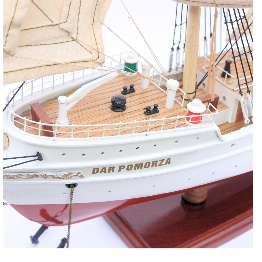 Exclusief model van het zeilschip Dar Pomorza 82 cm met mogelijkheid tot personalisatie door gravure
