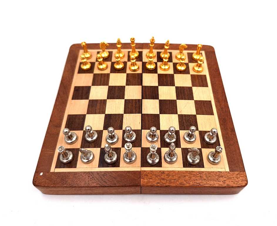 Jeu d’échecs magnétique en laiton dans une boîte en bois – 157