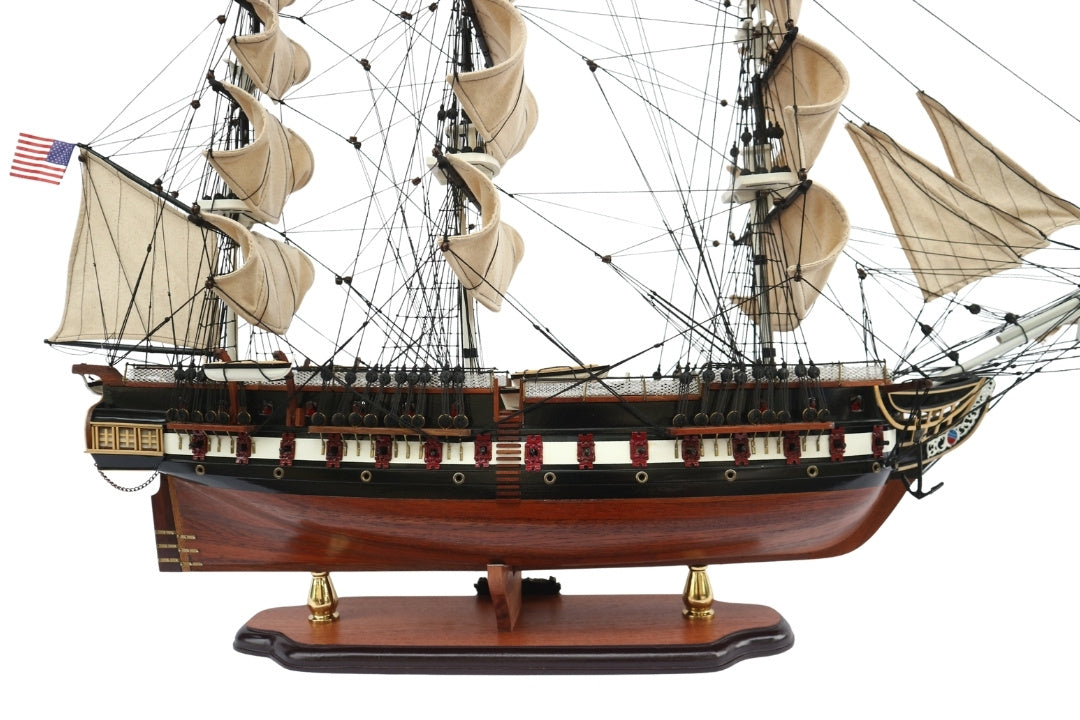 Exklusives großes Segelschiffmodell USS Constitution 100cm mit Möglichkeit zur Personalisierung durch Gravur