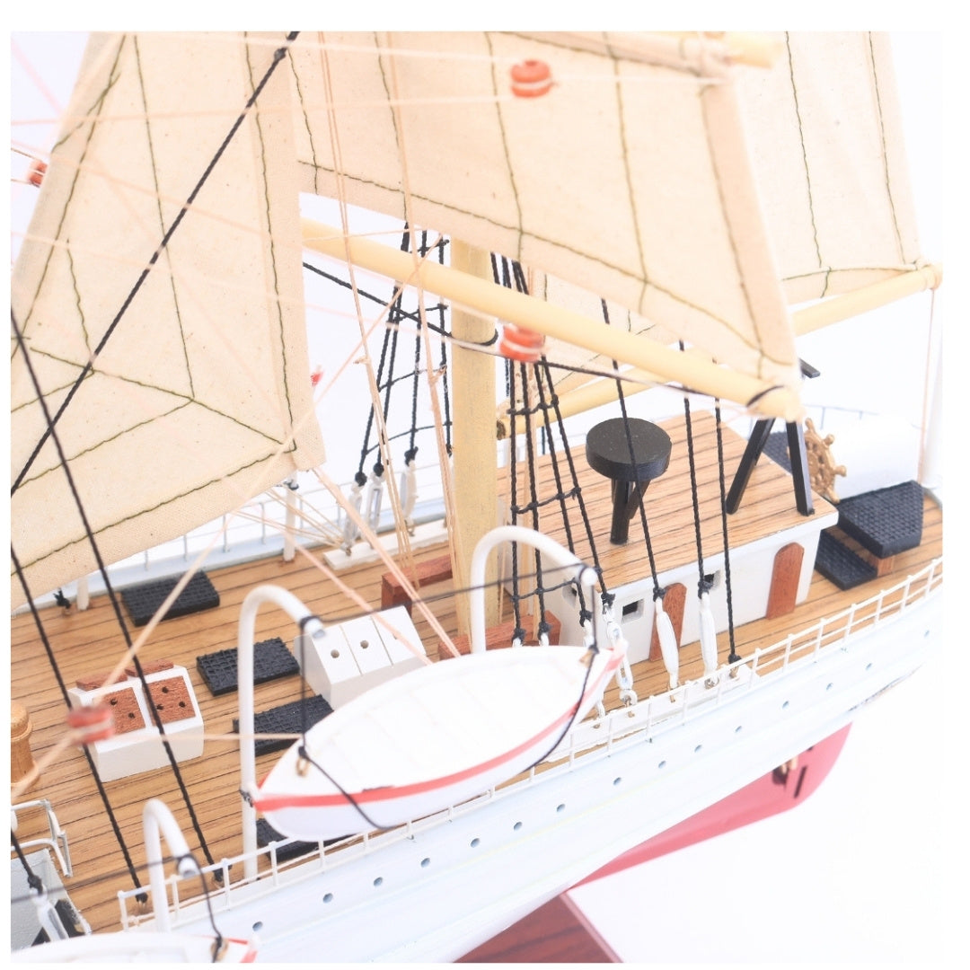 Exclusief model van het zeilschip Dar Pomorza 82 cm met mogelijkheid tot personalisatie door gravure