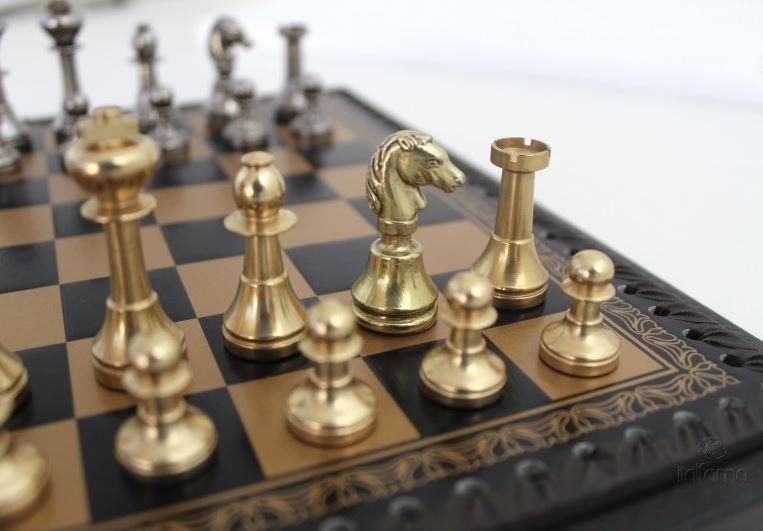 Échecs exclusifs en laiton Italfama 28x28 cm – N001