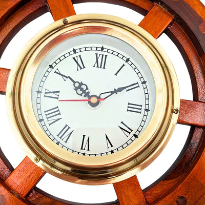 Maritime Uhr in einem hölzernen Steuerrad mit Messing