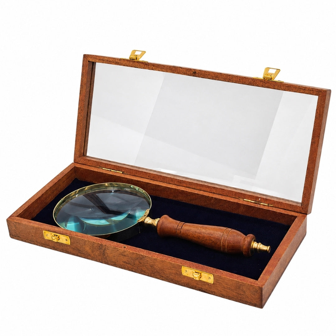 Lupe/Vergrößerungsglas mit Holzgriff und Messing-Finish in eleganter Schachtel mit Glasdeckel - Ideales Geschenk mit Gravurmöglichkeit - Maße 23 x 10 cm, natürliche Materialien