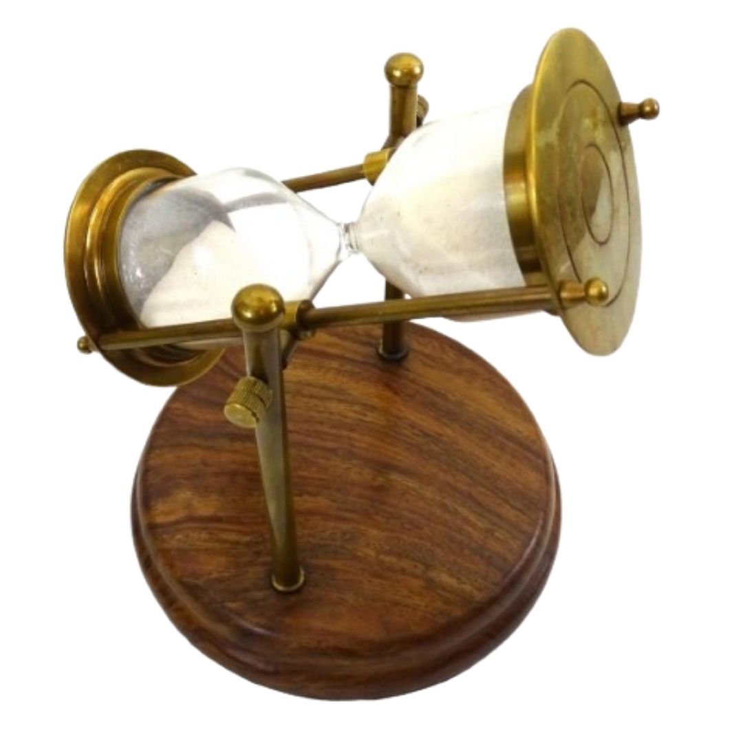 Sablier en laiton TMR-0200 sur socle en bois, personnalisable par gravure — cadeau élégant pour le bureau, hauteur de 20 cm, sable blanc