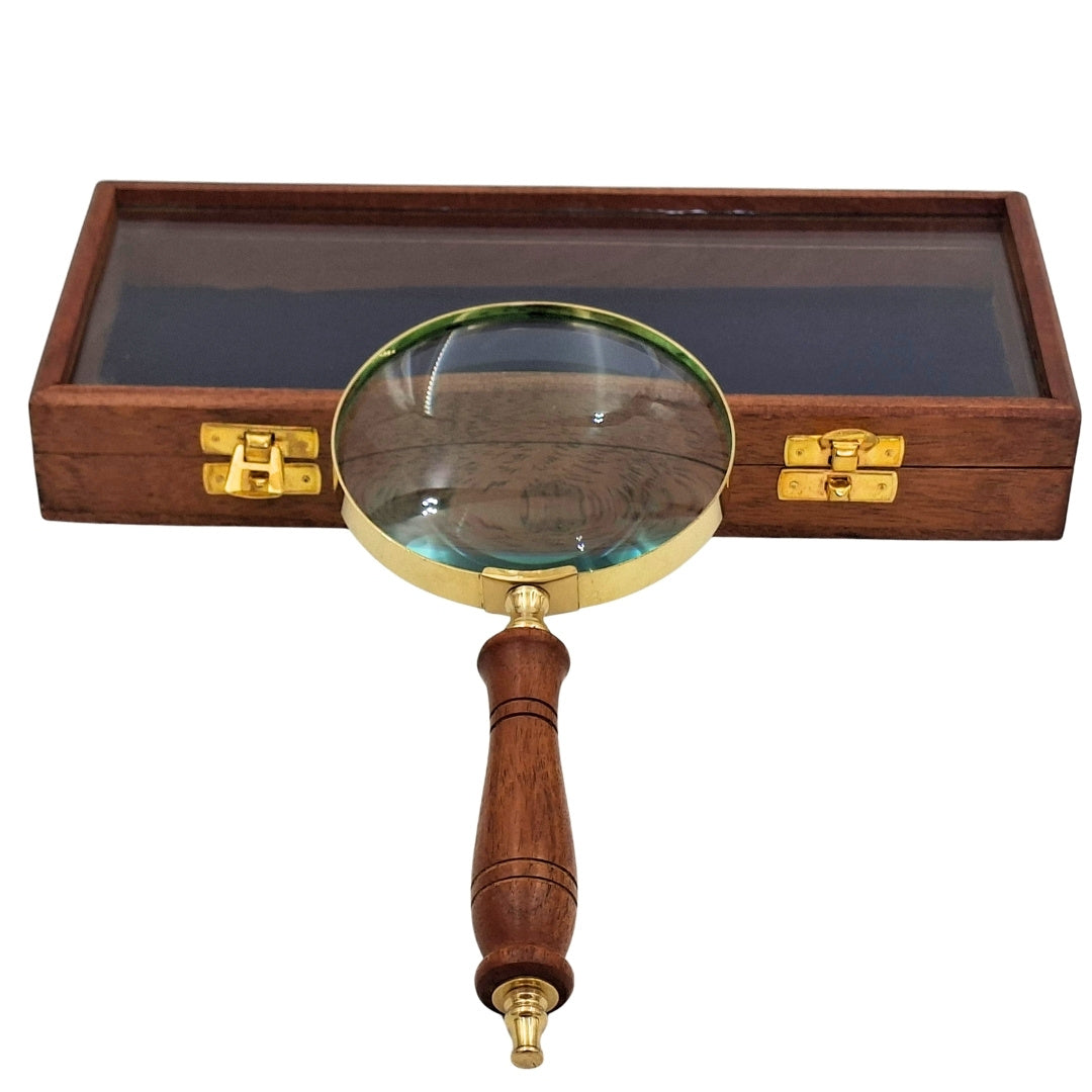 Lupe/Vergrößerungsglas mit Holzgriff und Messing-Finish in eleganter Schachtel mit Glasdeckel - Ideales Geschenk mit Gravurmöglichkeit - Maße 23 x 10 cm, natürliche Materialien