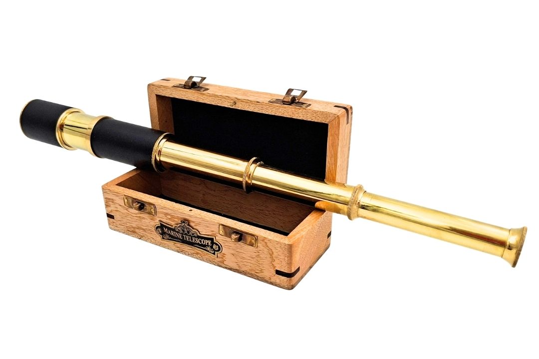 Élégante longue-vue marine rétro en laiton avec possibilité de personnalisation par gravure, dans un coffret en bois