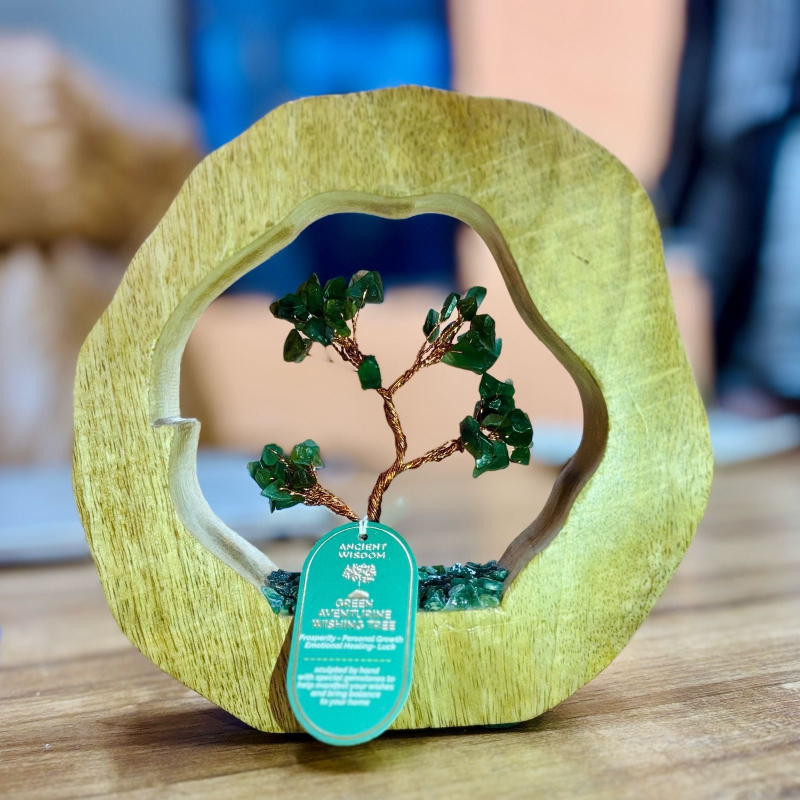 Jardin Arborescent en Aventurine Verte dans Cercle en Bois de Manguier - Artisanat avec 60 Pierres Chipstone - Idéal comme Cadeau - Dimensions 17,5x17x4 cm, Poids 350 g
