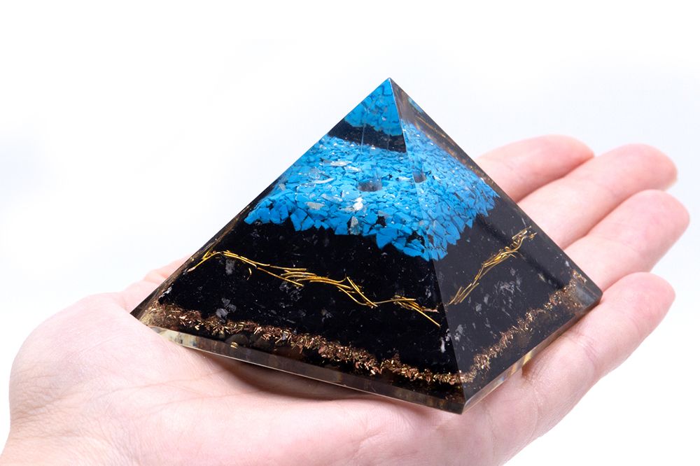 Pyramide Orgonite avec Sommet Turquoise et Tourmaline Noire
