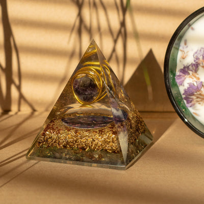 Pyramide Orgonite Moyenne avec Améthyste et Cuivre 7x6 cm